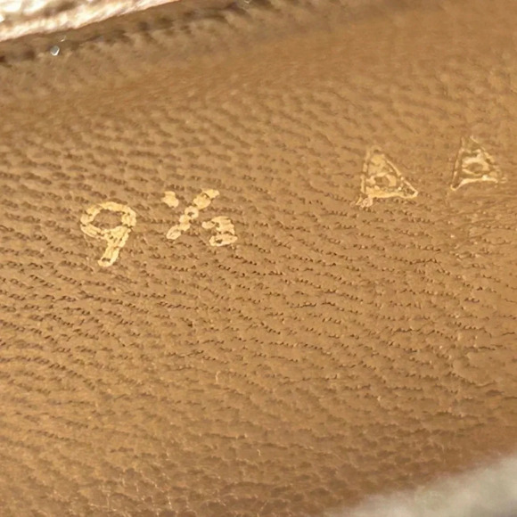 Vintage 1980/90's Stuart Weitzman Textured Square Toe Gold/Beige Pump Sz 9.5 - Picture 12 of 12